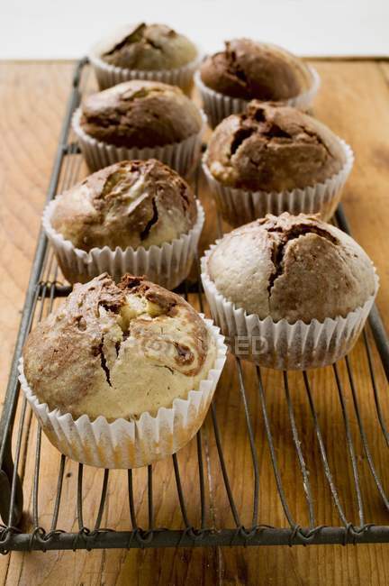 Muffins chocolat et vanille dans des étuis en papier — Photo de stock