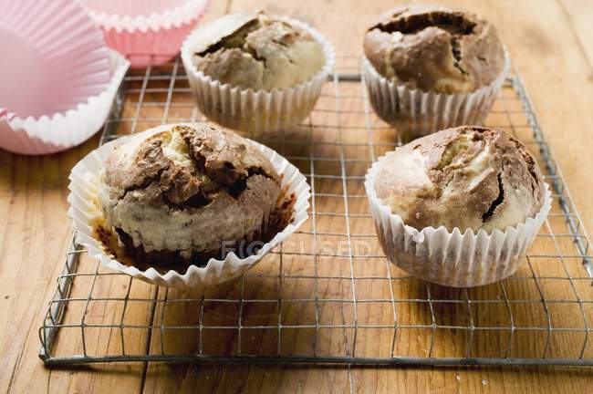 Chocolate and vanilla muffins in paper cases — Stock Photo