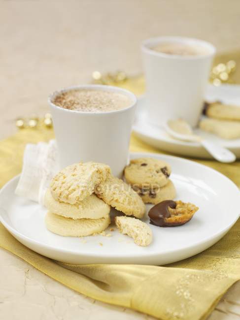 Різдвяне печиво з гарячим шоколадом — стокове фото