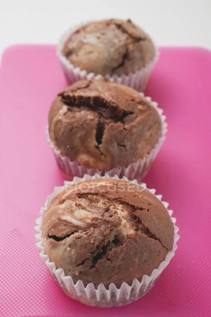 Muffin al cioccolato e vaniglia in astucci di carta — Foto stock