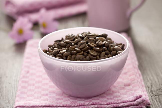 Piccola ciotola di chicchi di caffè — Foto stock