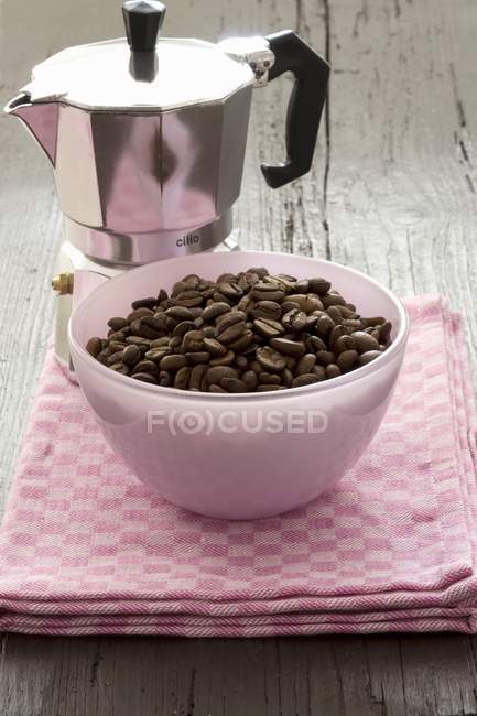 Vista elevata della caffettiera Espresso con una piccola ciotola di chicchi di caffè — Foto stock