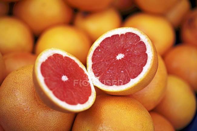 Halved Pink grapefruit — Stock Photo