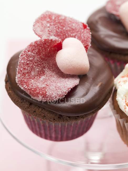 Schokoladen-Cupcake mit gezuckerten Rosenblättern — Stockfoto