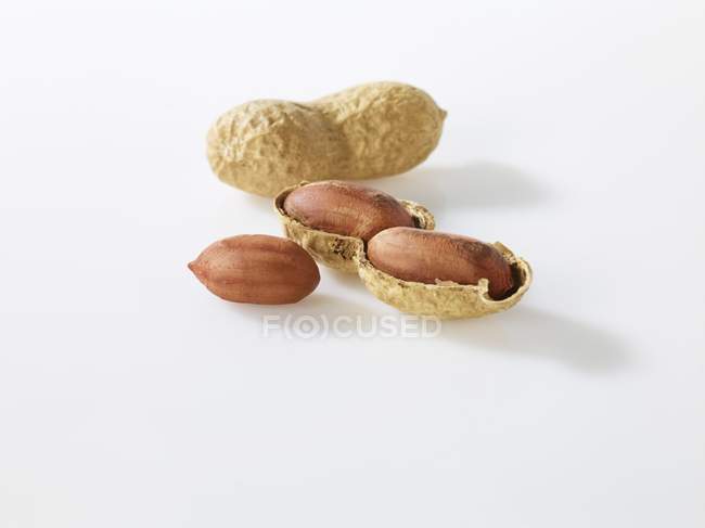 Peanuts with intact and shell — Stock Photo