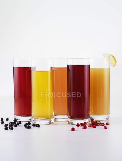 Красочные стаканы фруктовых соков — стоковое фото