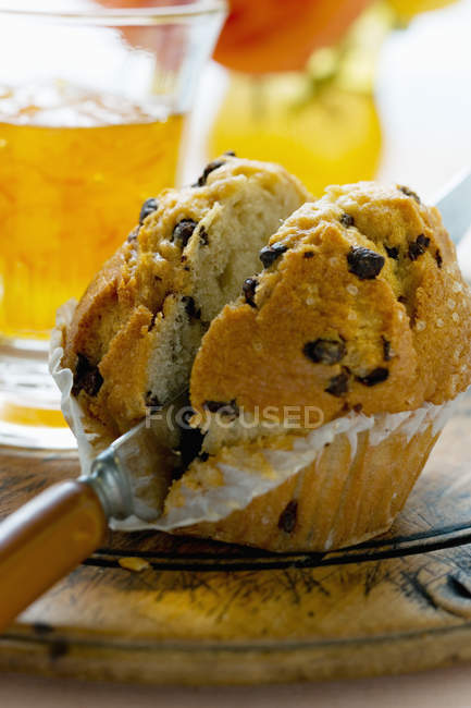 Muffin con gocce di cioccolato a metà — Foto stock