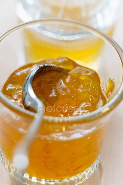 Jalea de naranja en vidrio - foto de stock