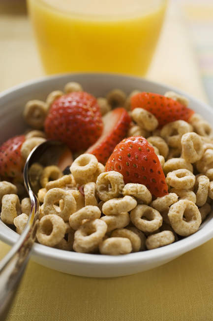 Anneaux de céréales pour petit déjeuner et fraises — Photo de stock