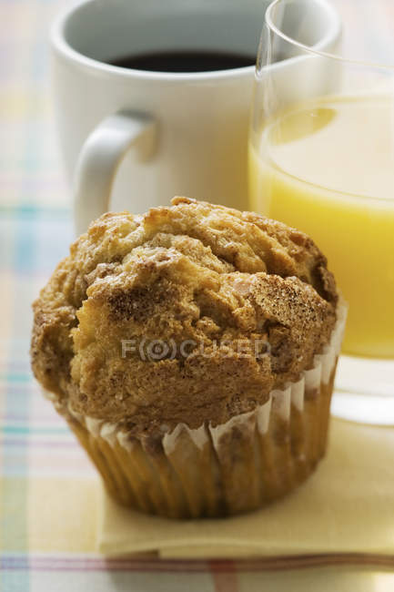 Tasse Kaffee, Muffin und Orangensaft — Stockfoto