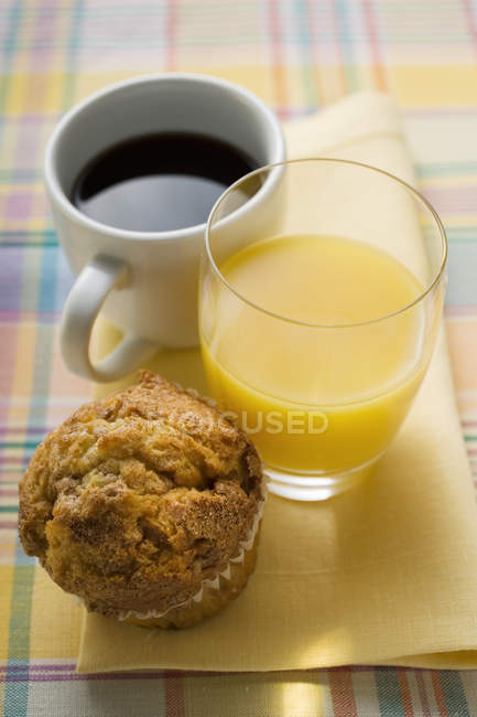 Taza de café, magdalena y zumo de naranja - foto de stock