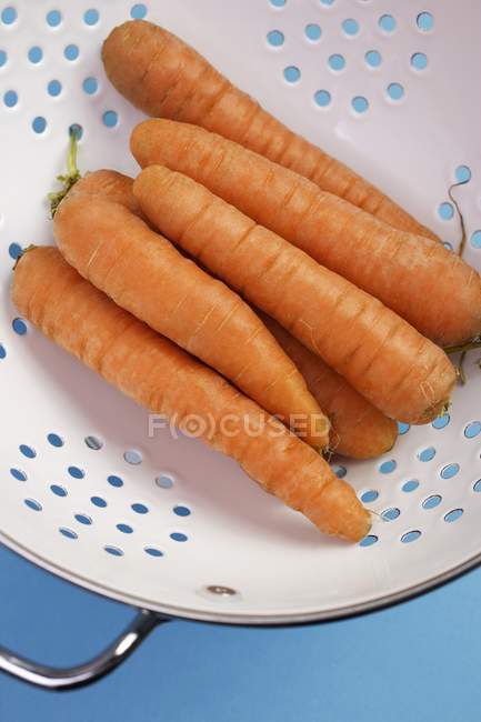 Zanahorias maduras en el colador - foto de stock