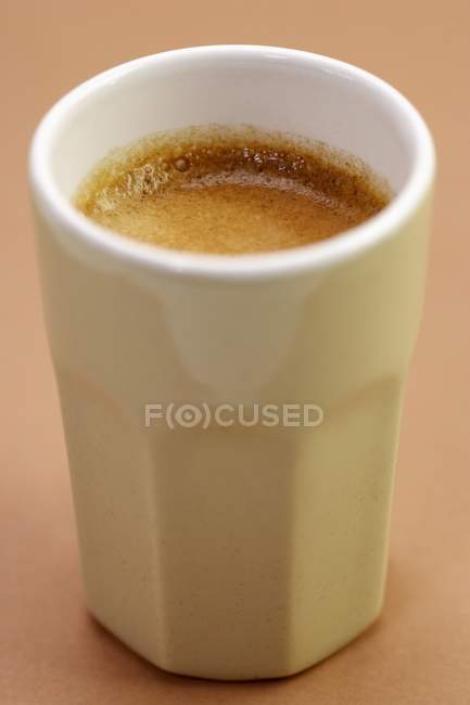 Espresso chaud dans une grande tasse — Photo de stock
