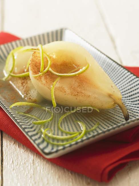 Nahaufnahme von Birnen-Dessert mit Zimt und Limettenschale — Stockfoto