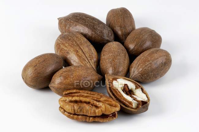 Opened and unopened Pecans — Stock Photo