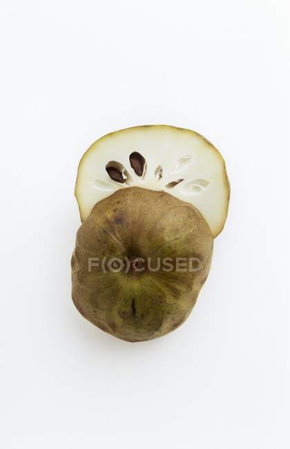 Половинчатый плод черимойи — стоковое фото