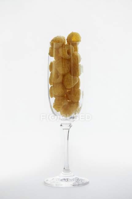 Framboesas douradas em vidro — Fotografia de Stock