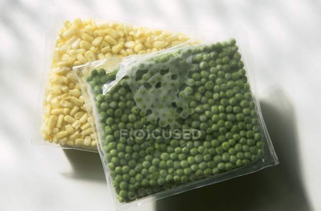 Paket aus gefrorenen Erbsen und Mais — Stockfoto