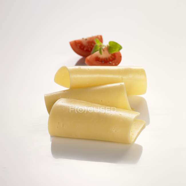 Tabla de quesos con lechuga - foto de stock