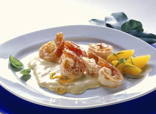 Shrimps in cocktail sauce with orange wedges — Stock Photo