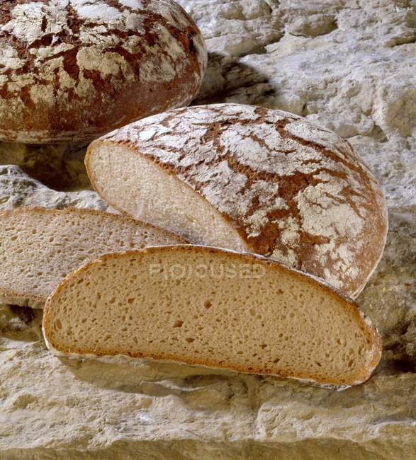 Pagnotta di pane e una con fette — Foto stock