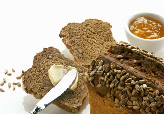 Хлеб, масло и джем — стоковое фото