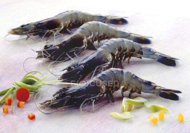 Quatro camarões e legumes pretos — Fotografia de Stock