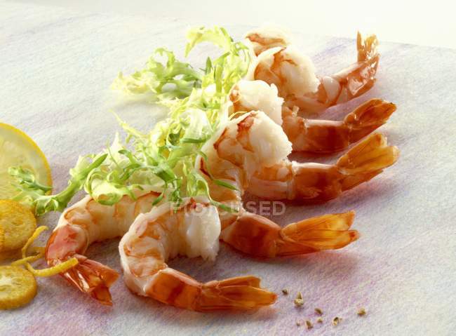 Colas de camarón cocidas y friso - foto de stock