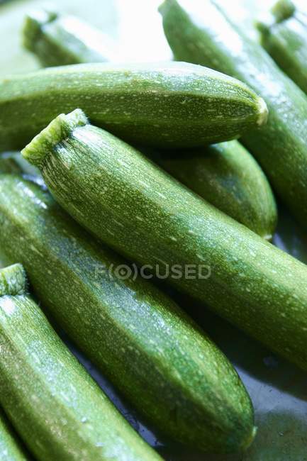 Frische grüne Zucchini im Haufen — Stockfoto