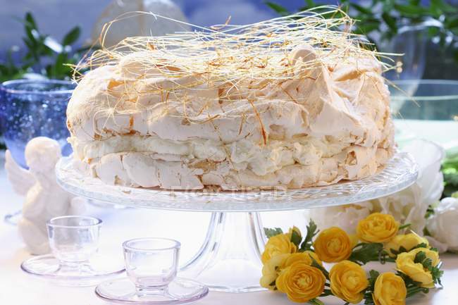 Tarte Meringue sur support à gâteau — Photo de stock