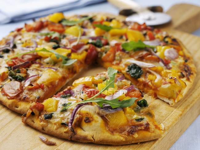 Pizza con verduras y rúcula - foto de stock
