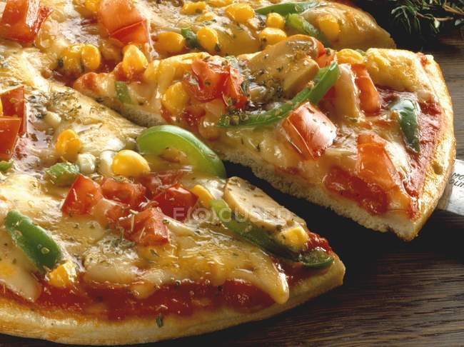 Vegetarian pizza with sweetcorn — Stock Photo