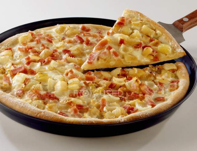Pizza con pollo y piña - foto de stock