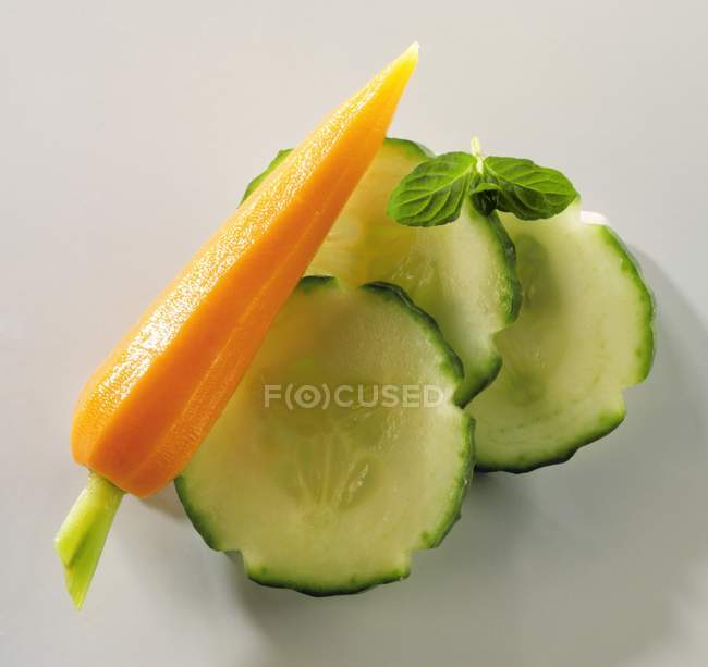 Cucumber slices and carrot — Stock Photo