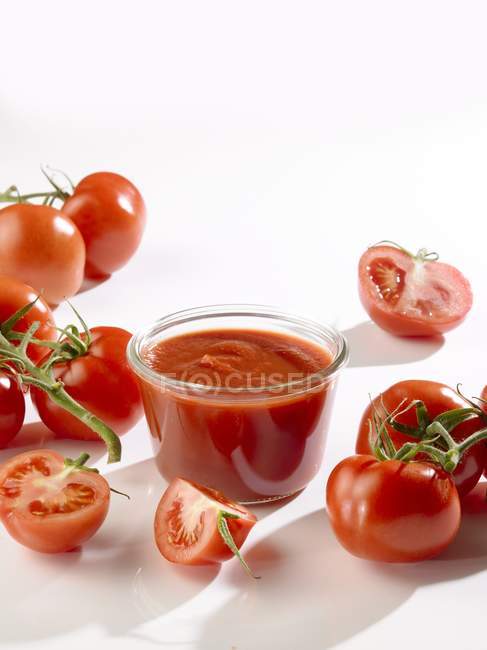 Свежие помидоры и помидоры из пассаты — стоковое фото