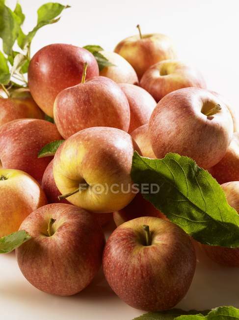 Montón de manzanas rojas frescas - foto de stock
