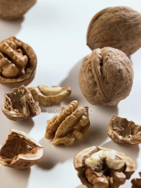 Весь и открытые грецкие орехи — стоковое фото