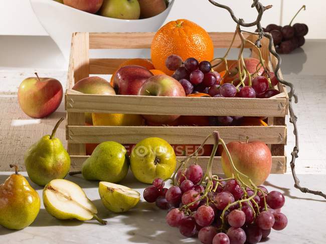 Свіжі фрукти з дерев'яною коробкою — стокове фото