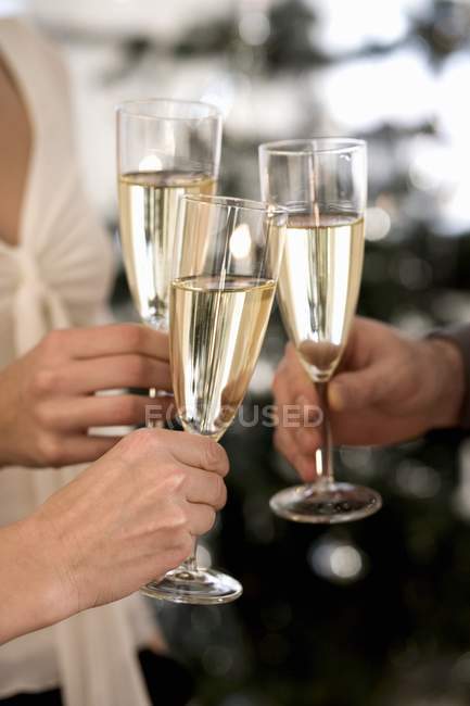 Copas de champán Clinking - foto de stock