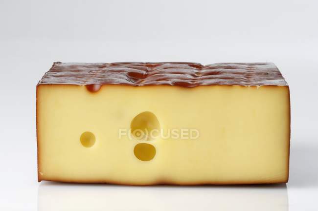 Morceau de fromage emmental — Photo de stock