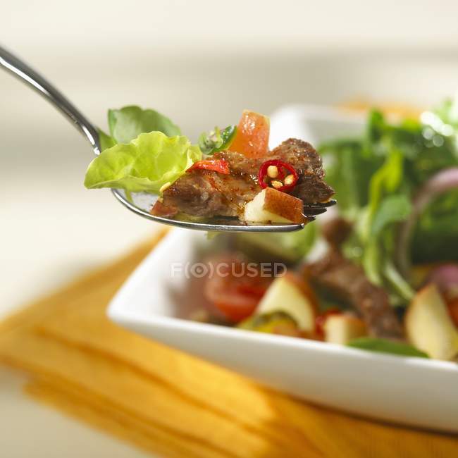 Fruity beef salad — Stock Photo
