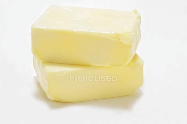 Vista de cerca de dos bloques apilados de mantequilla - foto de stock