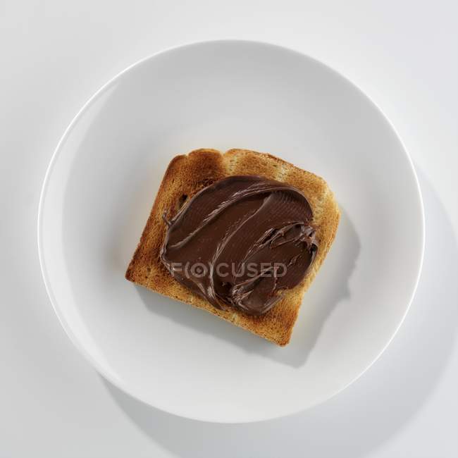 Nahaufnahme von Toast mit Schokoladenbutter auf weißem Teller — Stockfoto