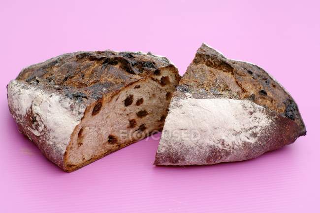 Pão de quinta cortado pela metade com passas — Fotografia de Stock