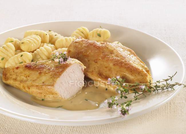 Fried chicken breasts with thyme sauce — Stock Photo
