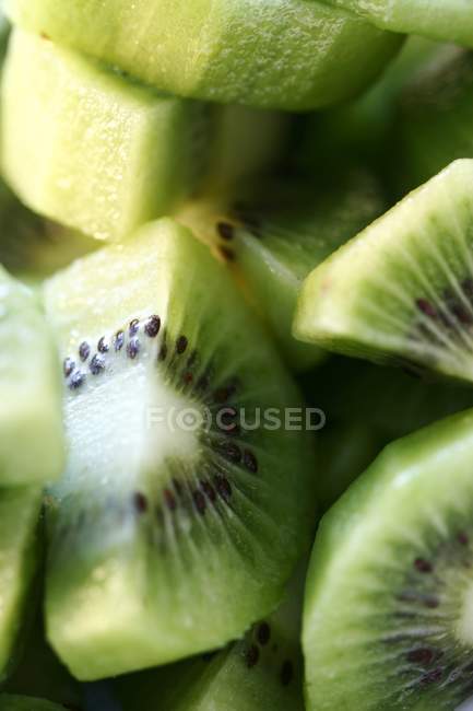 Fruto kiwi, cortado en trozos - foto de stock