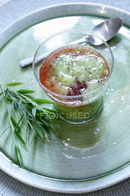 Kiwi fruit drink with redcurrant juice — Stock Photo