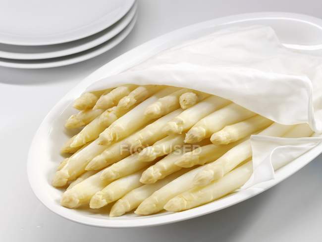 Espárragos blancos cocidos en plato - foto de stock