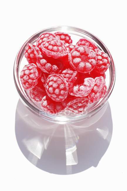 Bonbons à la framboise dans un bol — Photo de stock