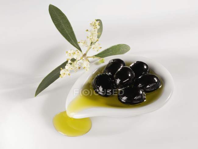Oliven mit Öl in einer kleinen Schüssel — Stockfoto